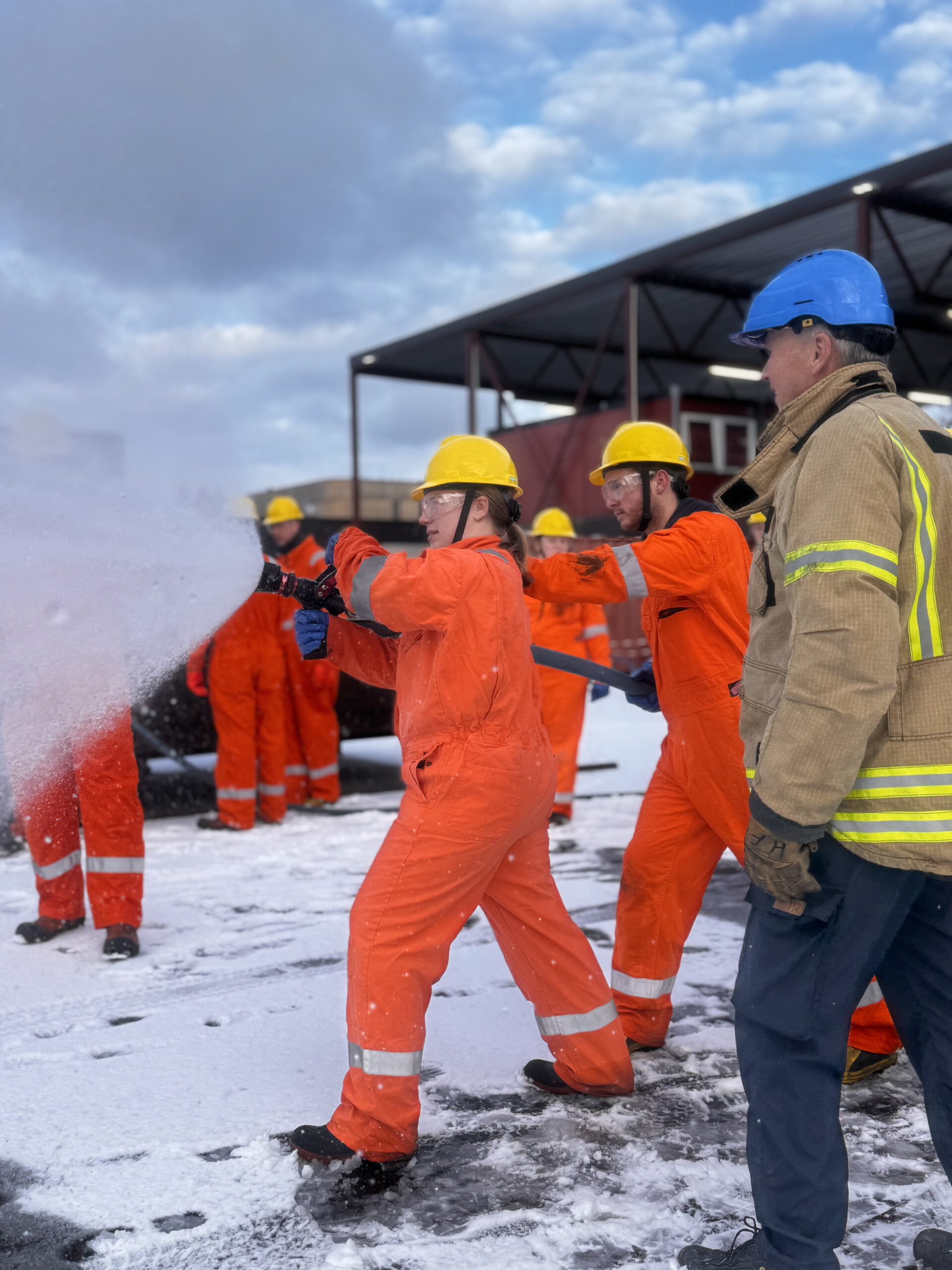 ung mann med brannslokkingsapparat på aktive linjer med adrenalin på folkehøgskole