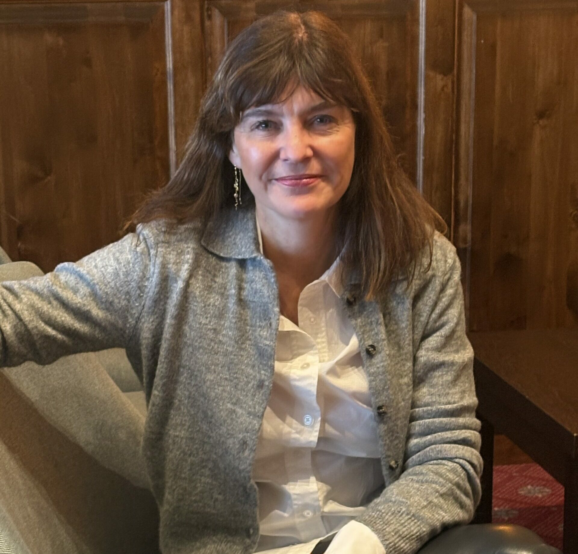 kvinne som sitter i lenestol og ser mot kamera