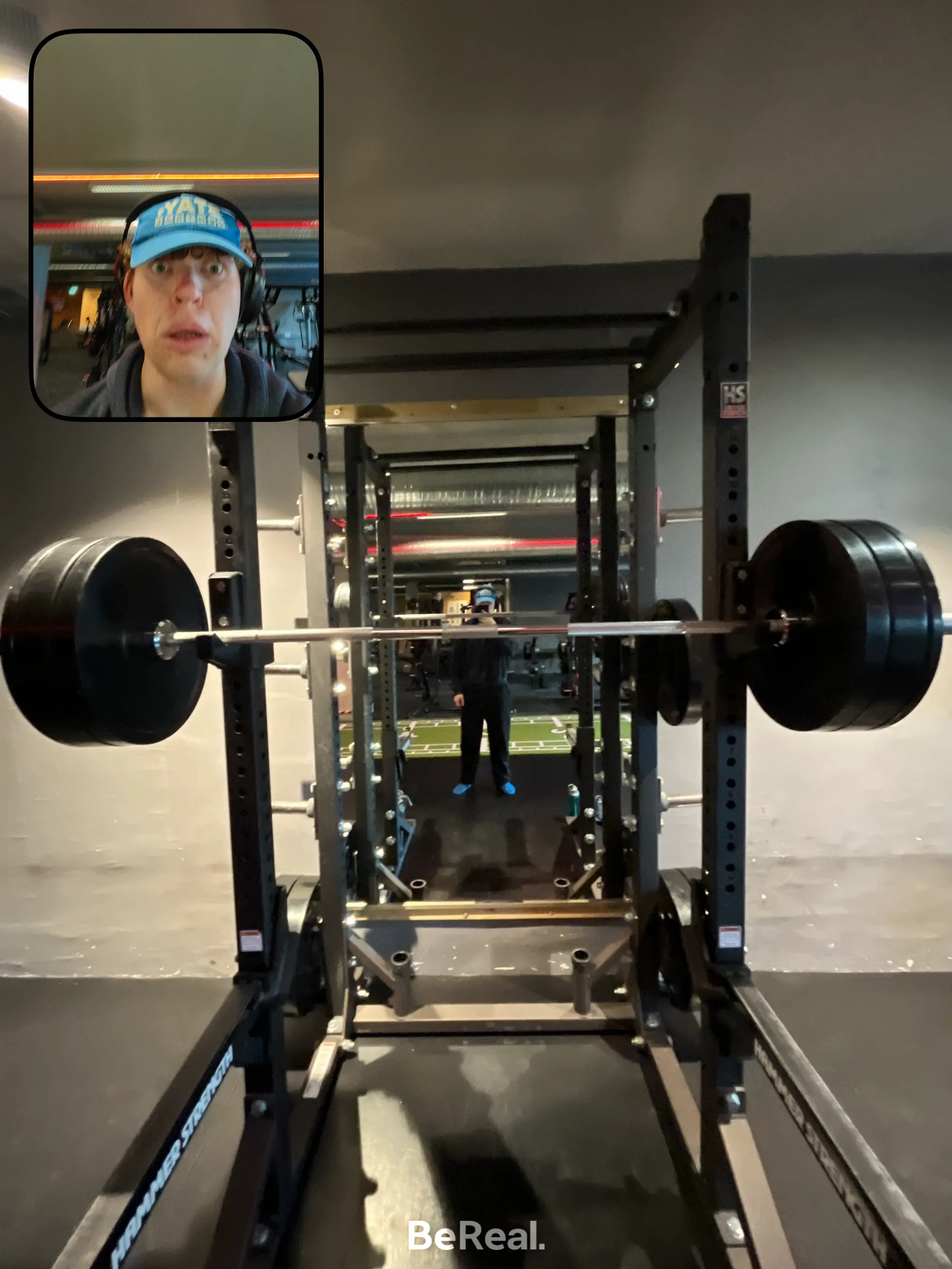 Treningsutstyr på et treningssenter og en selfie av en ung mann med caps, som skal trene.