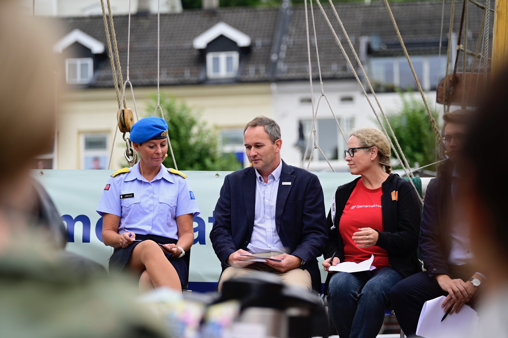 Bilde av tre mennesker som sitter i et panel på en båt på Arendalsuka