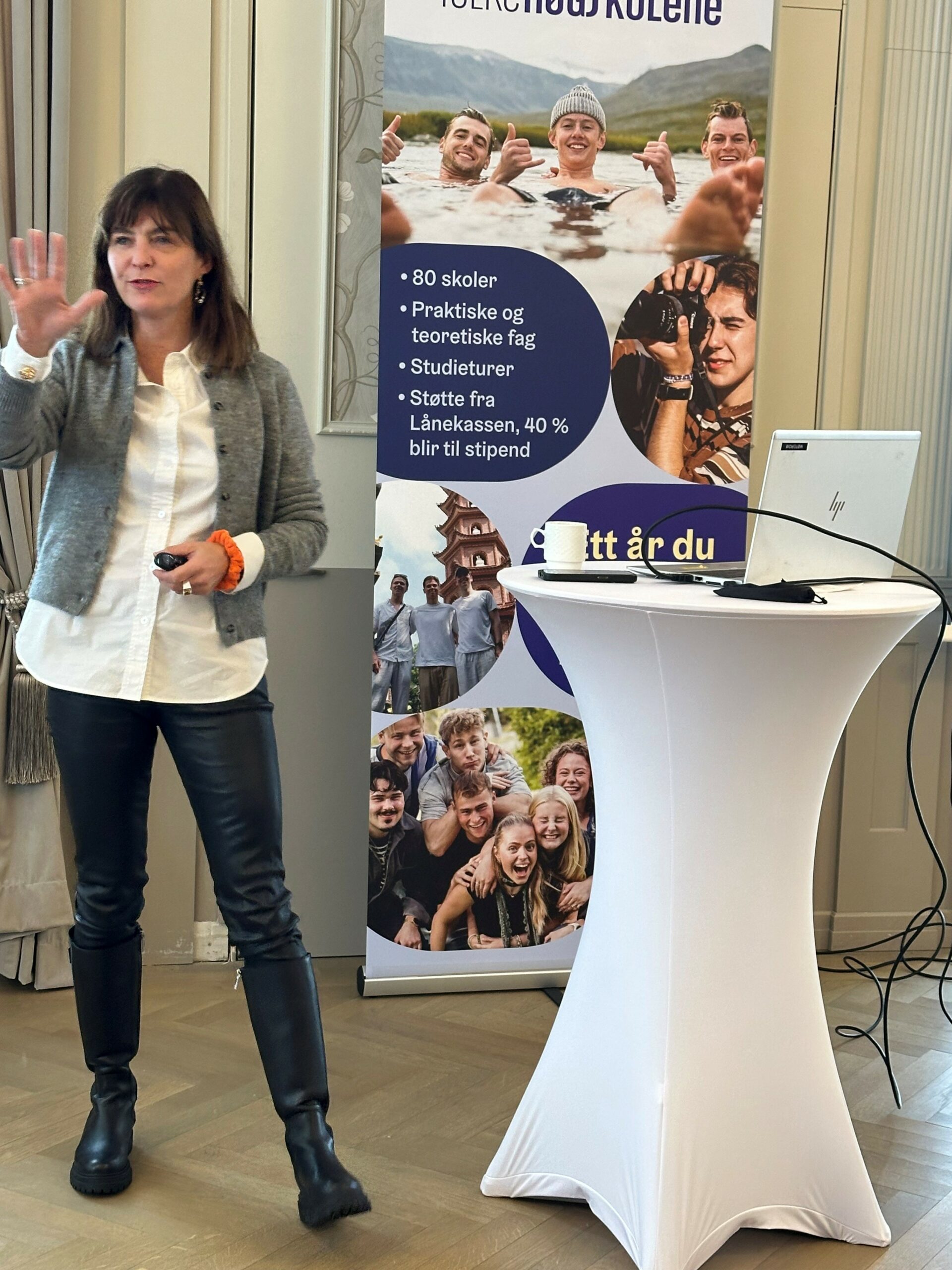 kvinne som står foran en forsamling og snakker