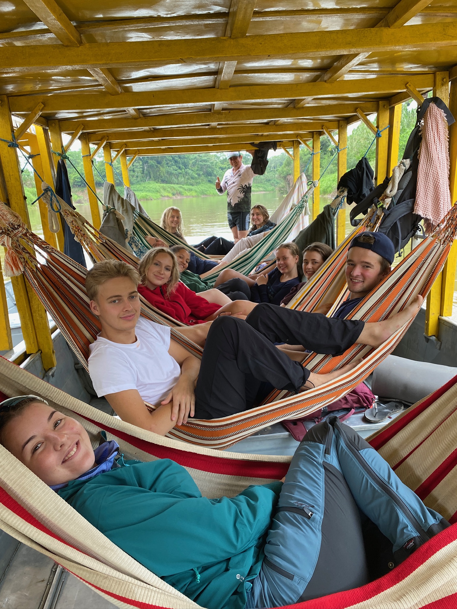 en gruppe elever i hengekøyer