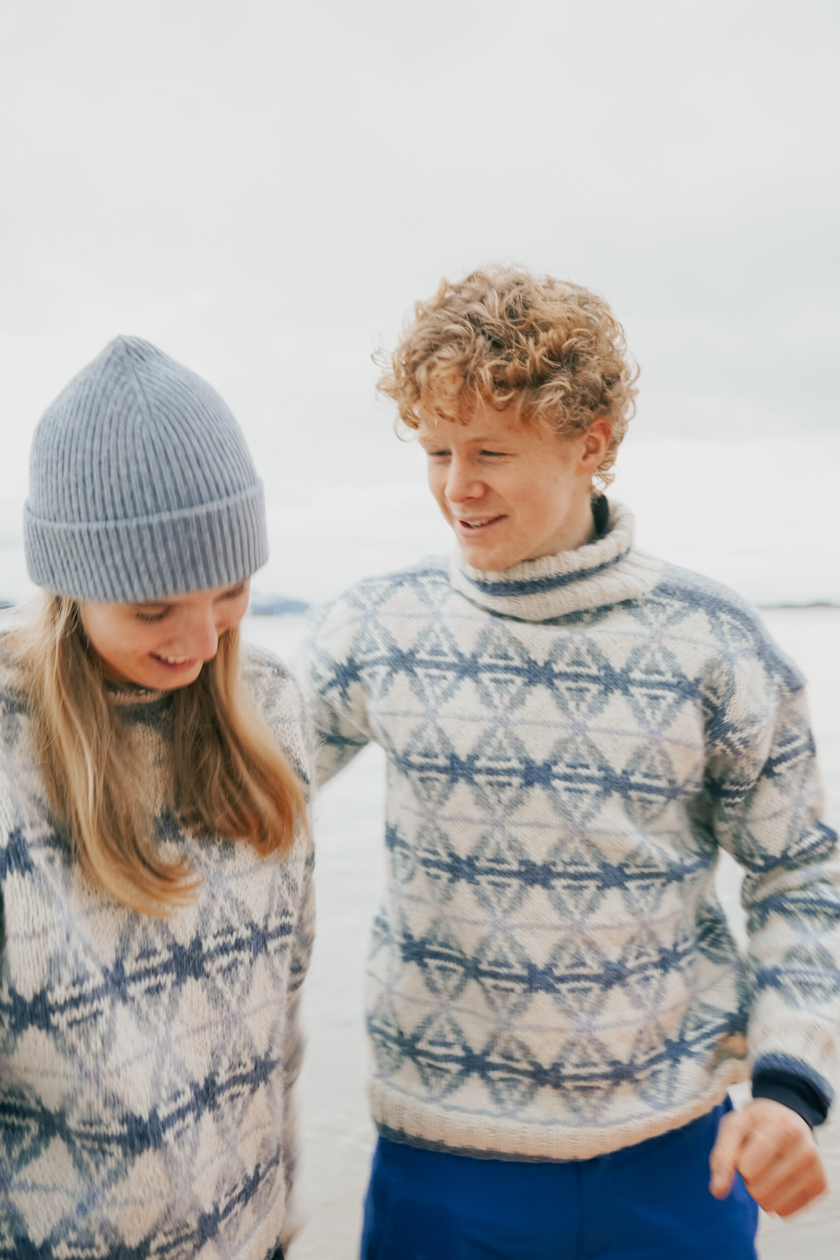 To unge mennesker i matchende strikkegenser