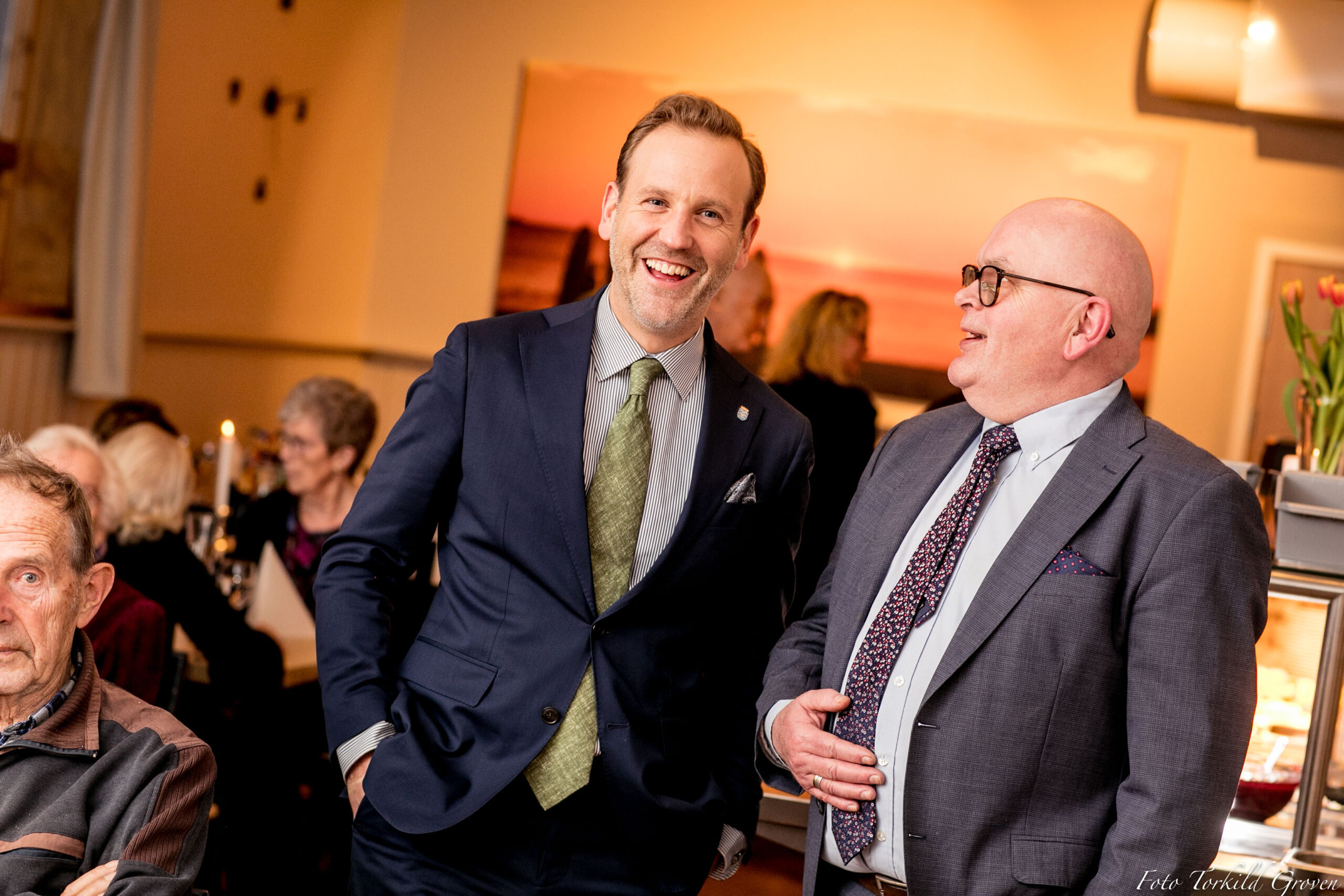 Bilde av to smilende menn i dress