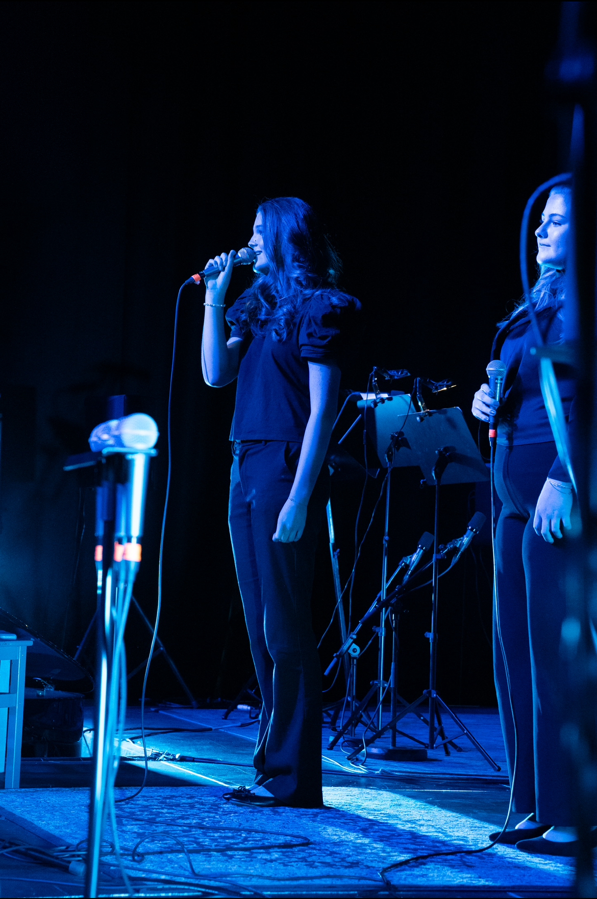 Josefine synger på scenen i blått lys