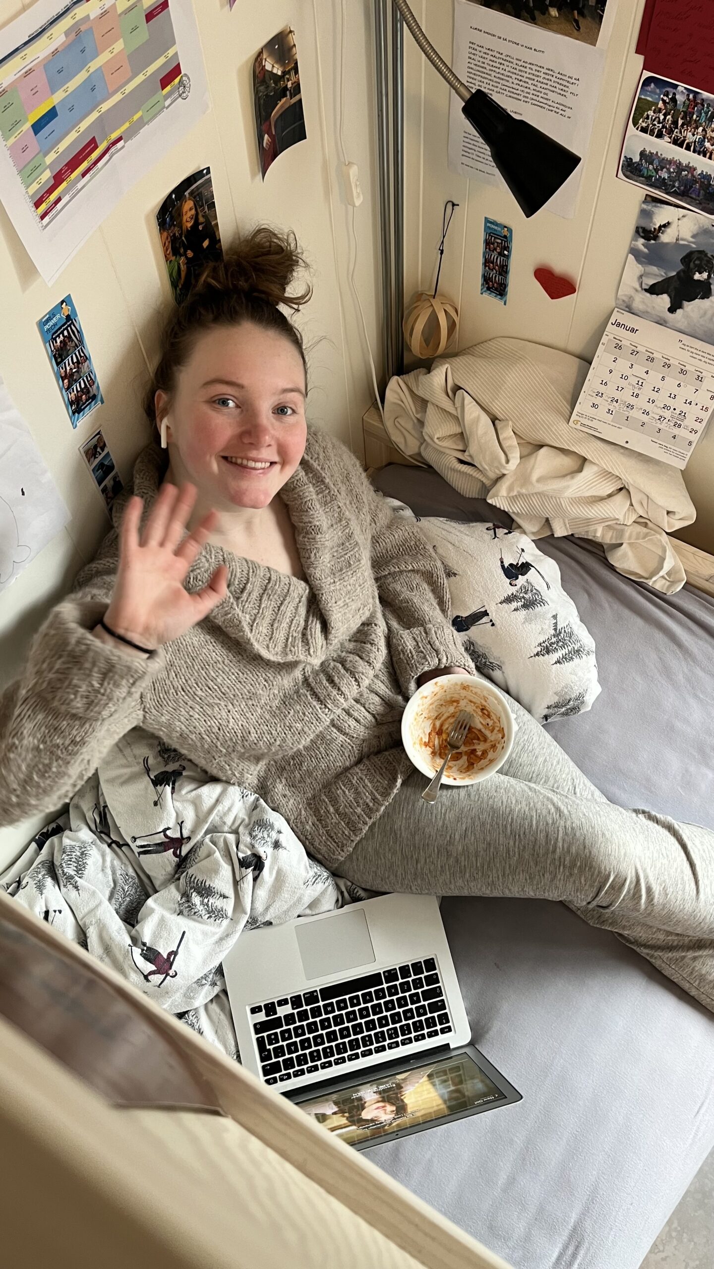 Vilde sitter i seng med mat og maccen