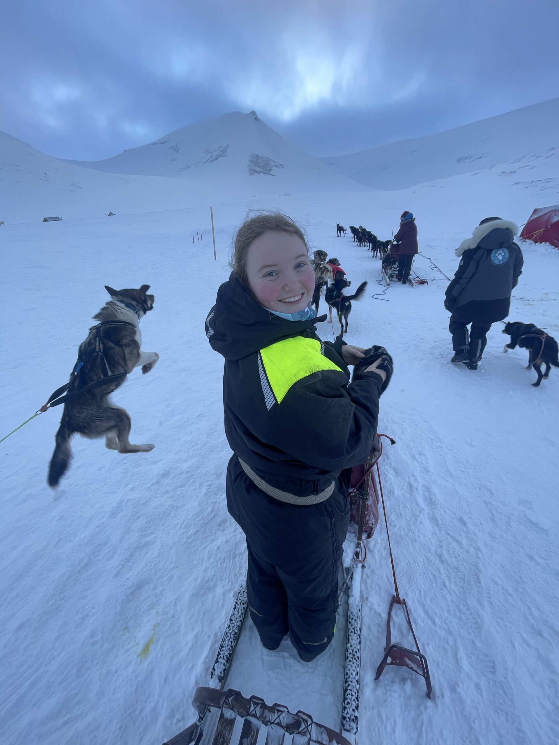 Vilde smiler mens hun driver hundekjøring