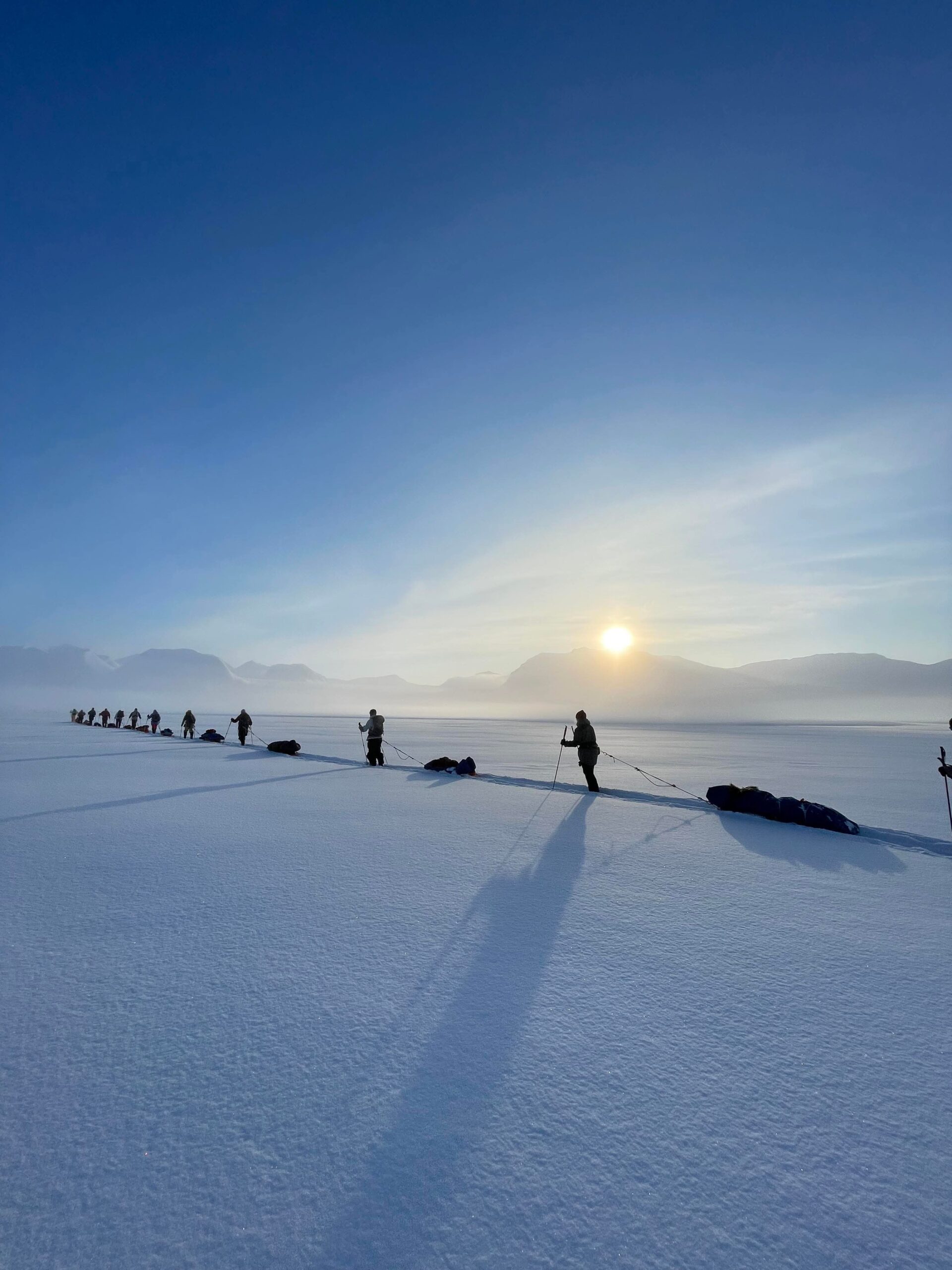 Skigåere på en vidde av snø