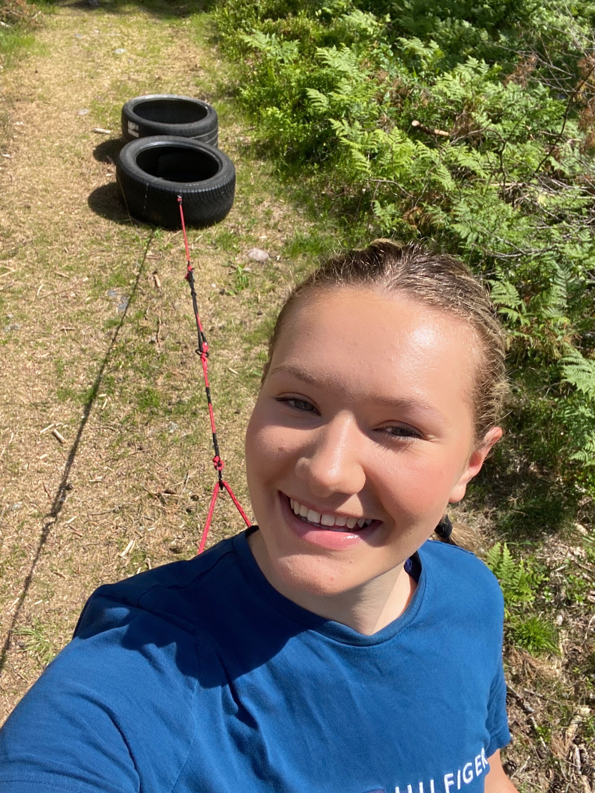 Karoline trekker dekk etter seg i full sol